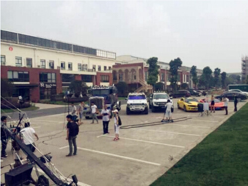 网传女神斯嘉丽- *** 翰逊现身电影《变形金刚5》上海取景地