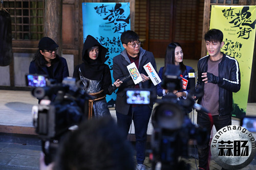 导演十一月与演员接受采访_20161117100529.jpg