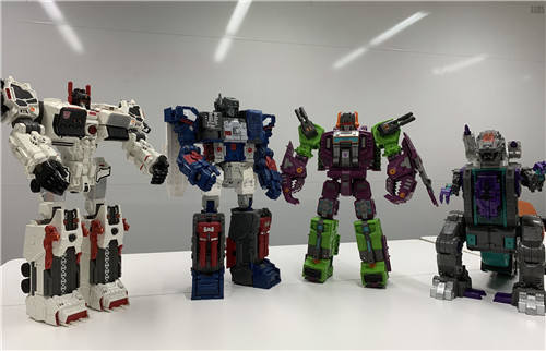 Takara Tomy展示泰坦级玩具合影 Earthrise地出萨克巨人在内